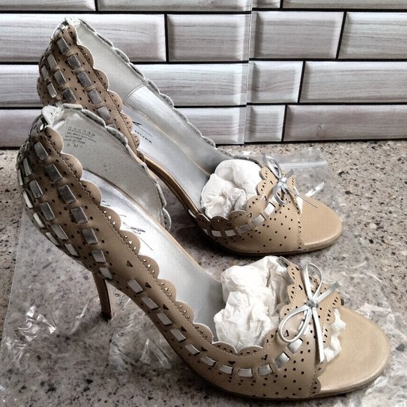 New 100% Leather Tan & Silver Leather Scalloped Edge Open Toe Heel - Picture 1 of 5